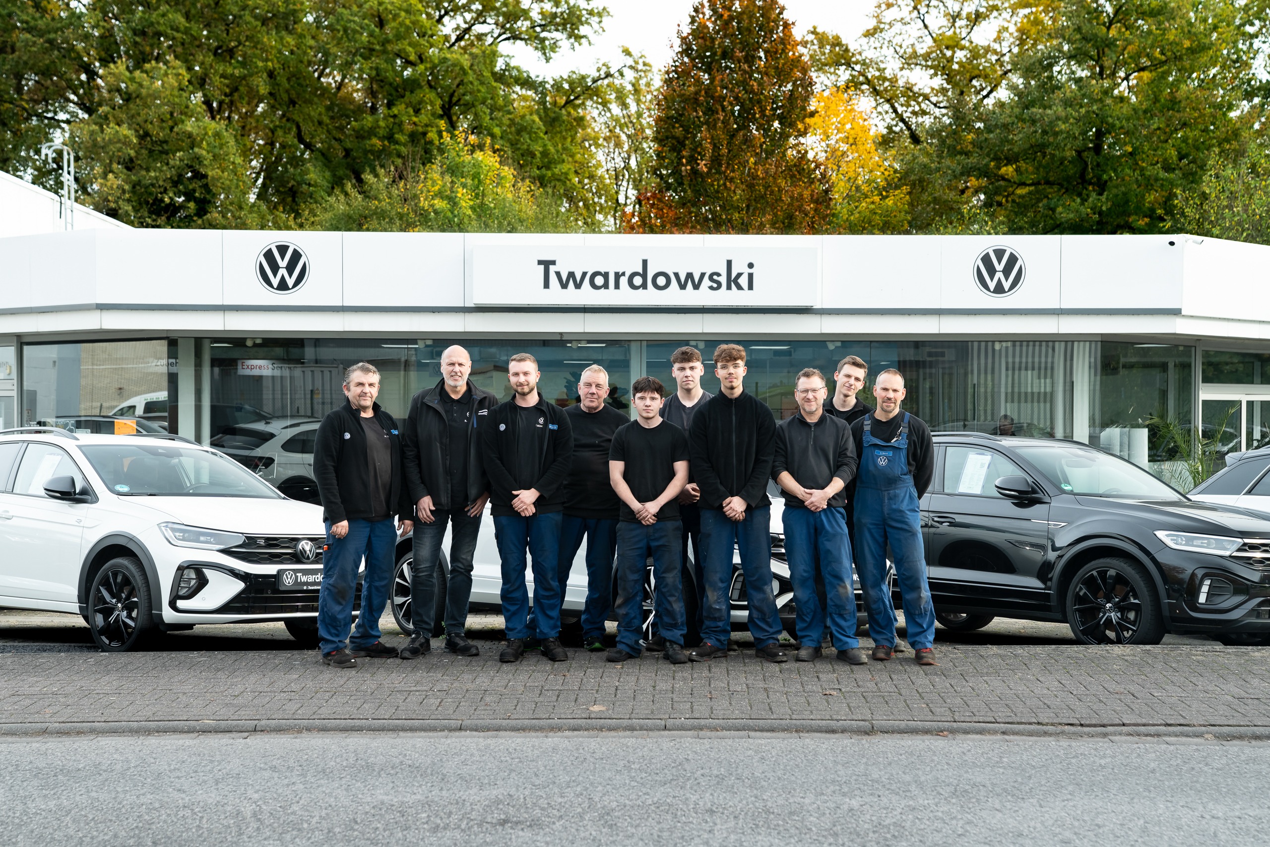 Teamfoto Werkstattteam - 10 Personen vor dem Autohaus